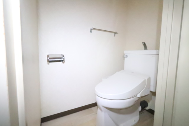 トイレ　温水洗浄便座が付いています☆