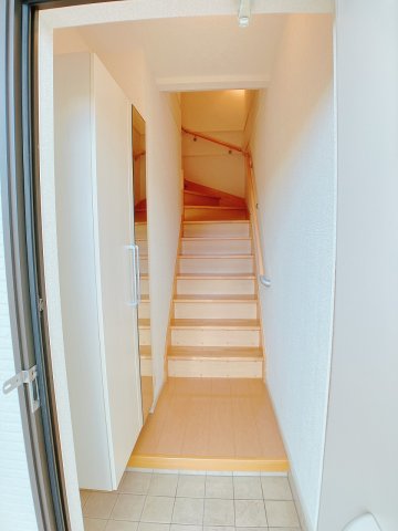 玄関　明るい玄関にはシューズクローク付き★