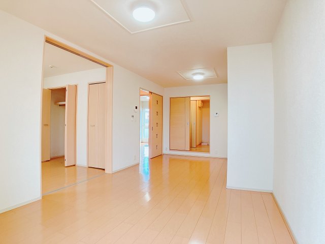 居室・リビング　光の差し込む明るいリビング★