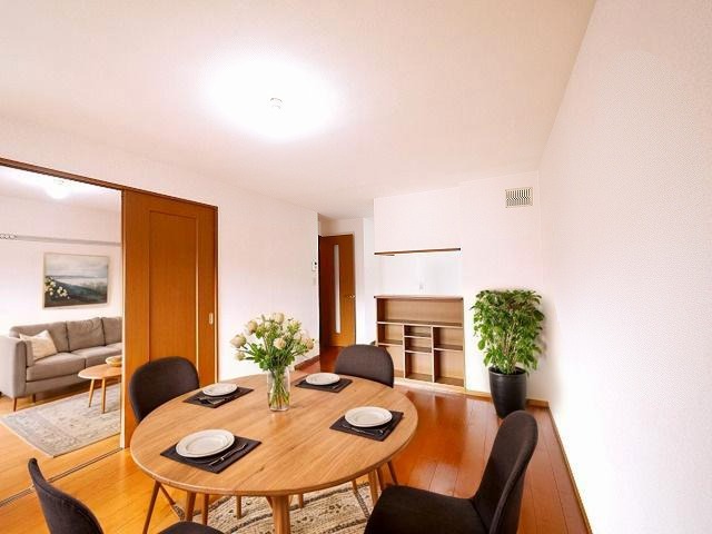 居室・リビング　CGで家具等を配置したもので家具等は含まれません