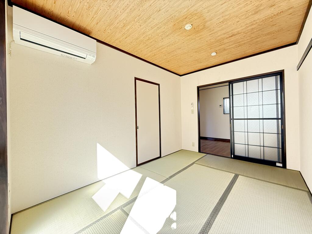 居室・リビング　1部屋にはエアコン完備！！