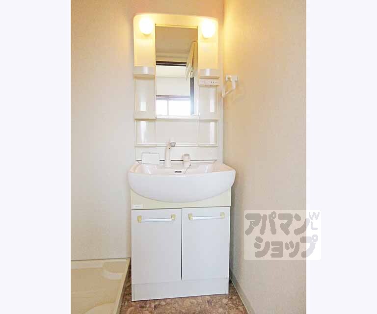 洗面設備　キレイな独立洗面台！