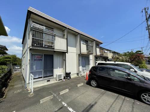 建物外観　建物外観と駐車場