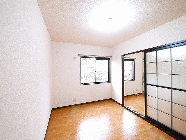 その他部屋・スペース　引き戸式の扉で居間への出入りもしやすいつくり