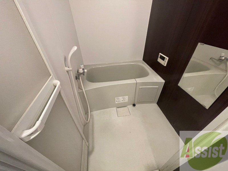 バス・シャワールーム　バスルームは狭すぎず、シャワーも浴びやすそうです。