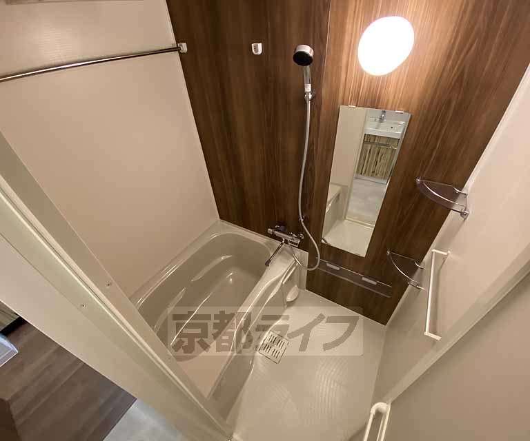 バス・シャワールーム　鏡のある便利なお風呂