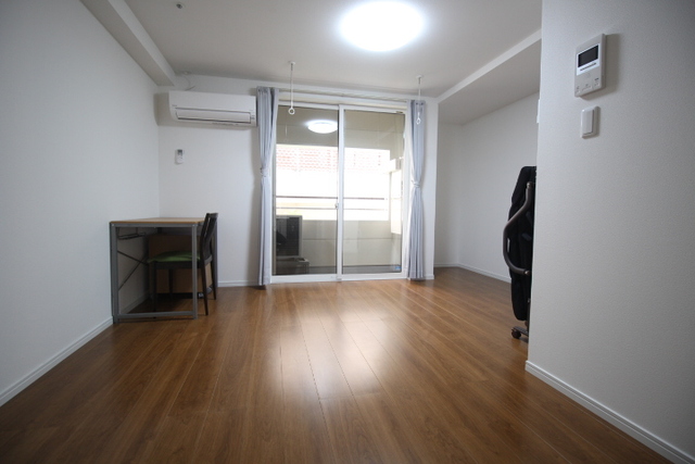 居室・リビング　ベッド・デスクセット・ミニ冷蔵庫・カーテン付