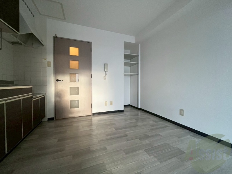 居室・リビング　木目のフローリングは落ち着きのある印象のお部屋になりますね。