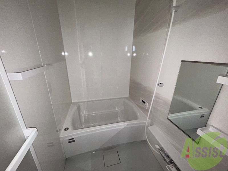 バス・シャワールーム　浴室は狭すぎず、シャワーも浴びやすそうです。