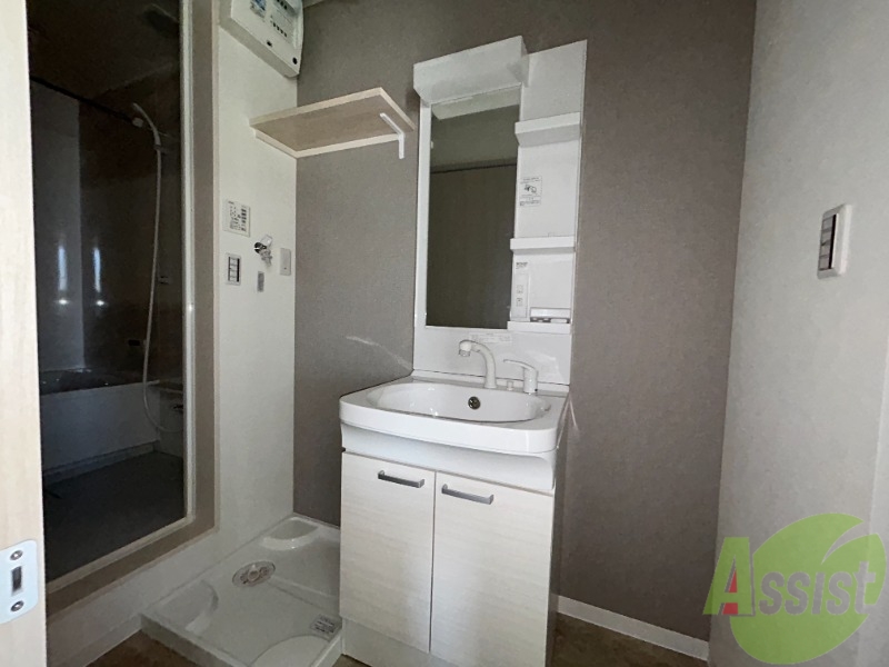 洗面設備　洗面台はシンプルなつくりで手入れがしやすそうですね。