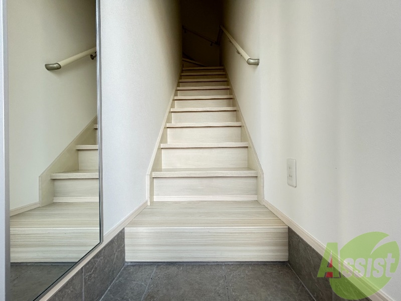 玄関　玄関からの様子です。すぐ部屋が見えないのは安心ですね。