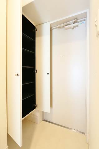 玄関　スニーカーからブーツまでたくさんの靴が収納可能です