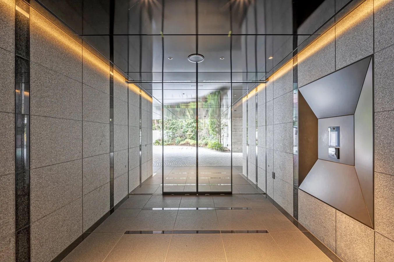 コンビニ　ファミリーマート目黒三田通り店（コンビニ）まで678m