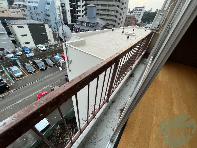 バルコニー　バルコニーは南向きです。暖かい日差しが望めそうですね。