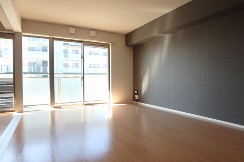 居室・リビング　他物件参考画像。建具・壁・床色は異なります。現況優先。