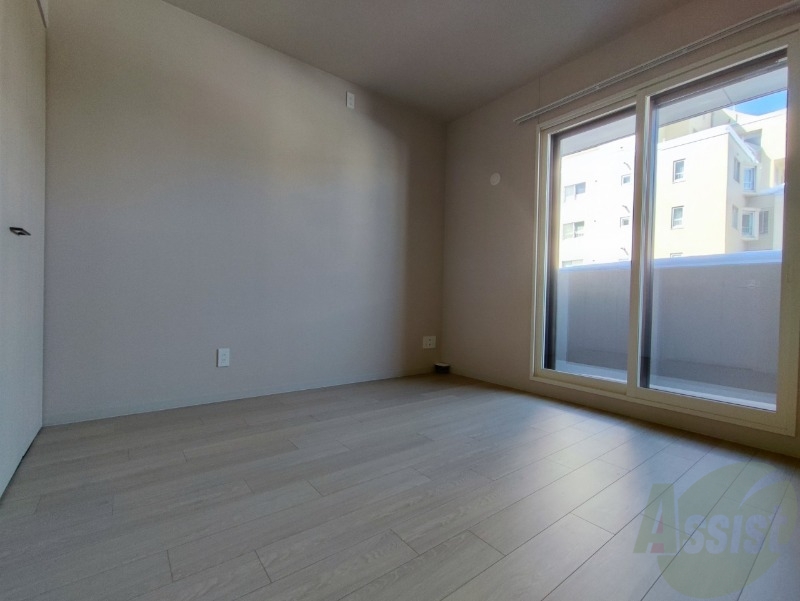 その他部屋・スペース　寝室はこちらです。光が差し込む、温かみのあるお部屋です。