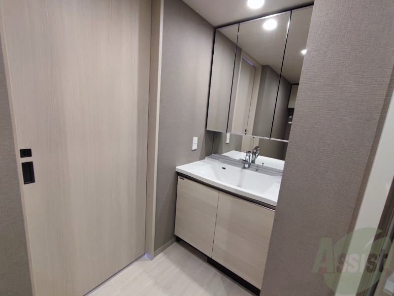 洗面設備　大きくて使いやすそうな独立洗面台になっています。