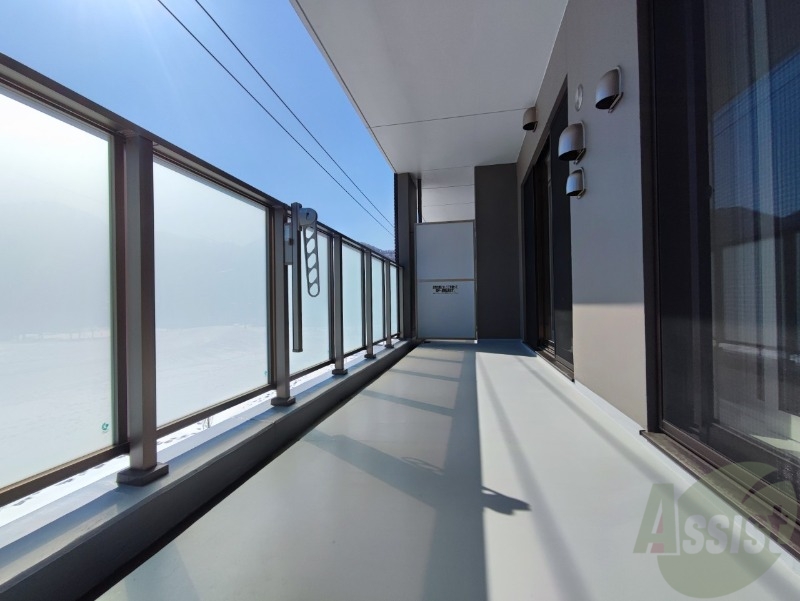 バルコニー　バルコニーは幅があり、広い印象を受けました。