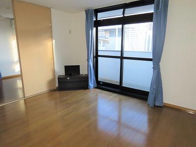 居室・リビング　カーテンやテレビも備え付けです