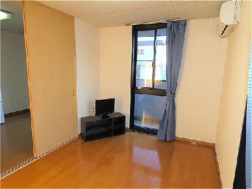 居室・リビング　家具家電が備え付けのお部屋です