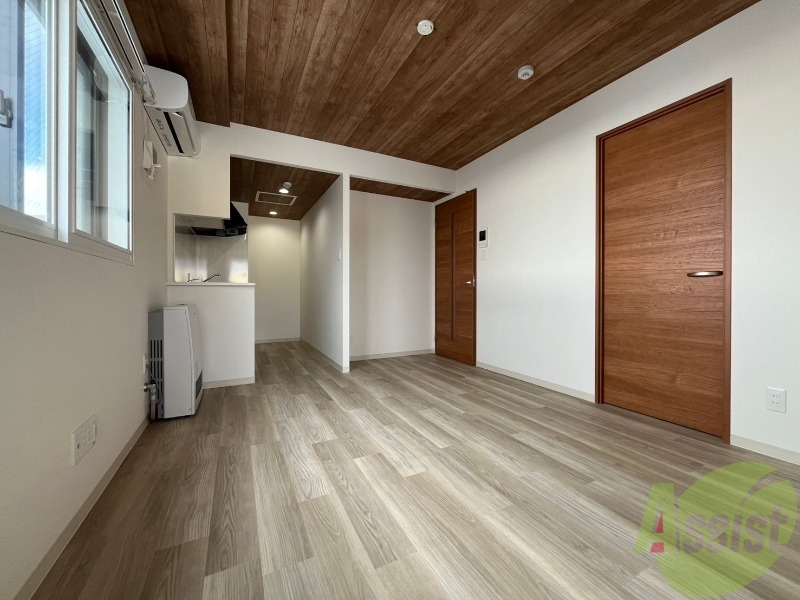 居室・リビング　白さが清潔感を出してくれます。お部屋も明るいですね。