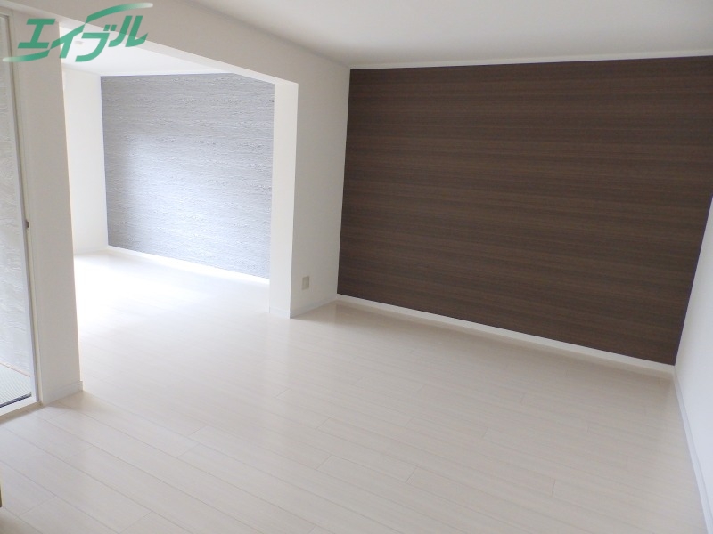 居室・リビング　同物件別部屋