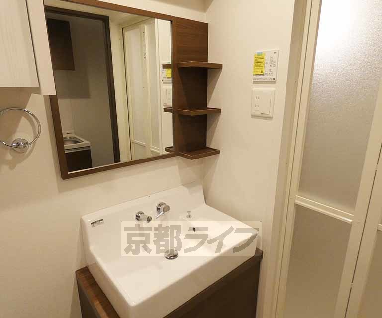 洗面設備　独立洗面台付きです。