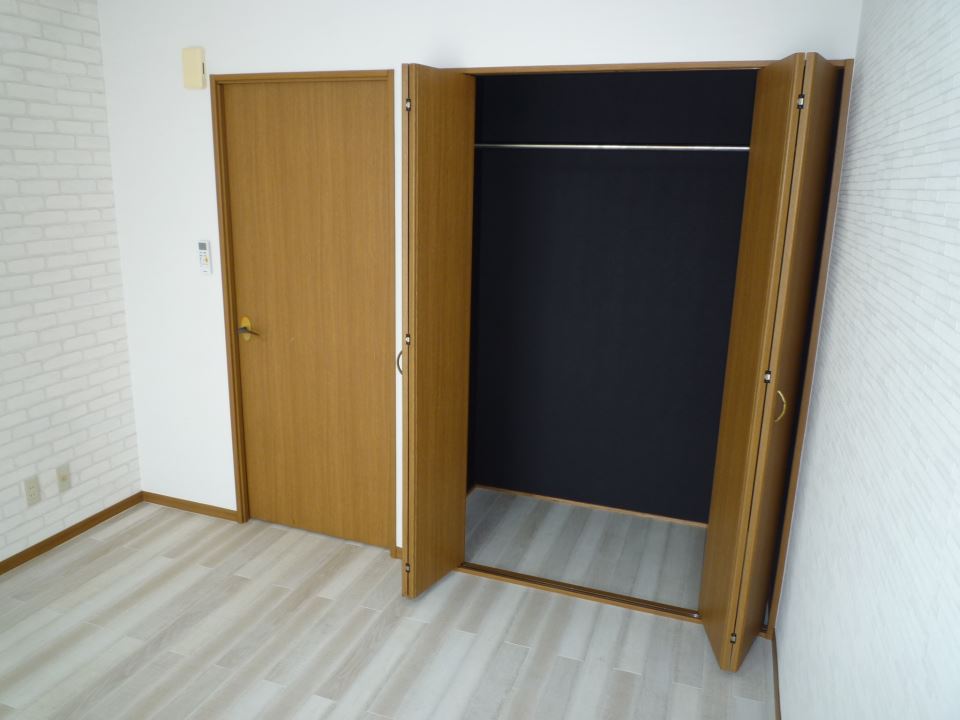 収納　☆大きなクローゼットにもクロス貼りました