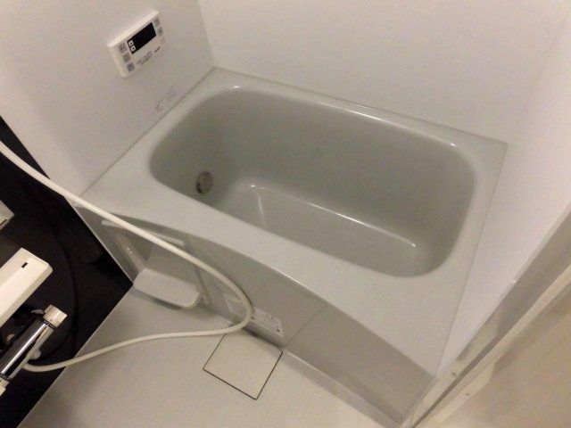 バス・シャワールーム　広めの浴室です。（追い焚き機能付き）