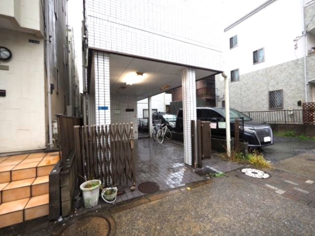 エントランス　各戸玄関が道路に面していないので安心です