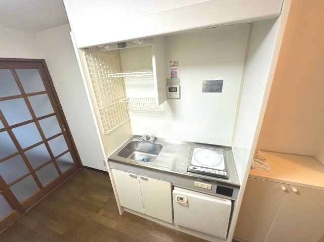 キッチン　IHコンロ・ミニ冷蔵庫付のキッチン