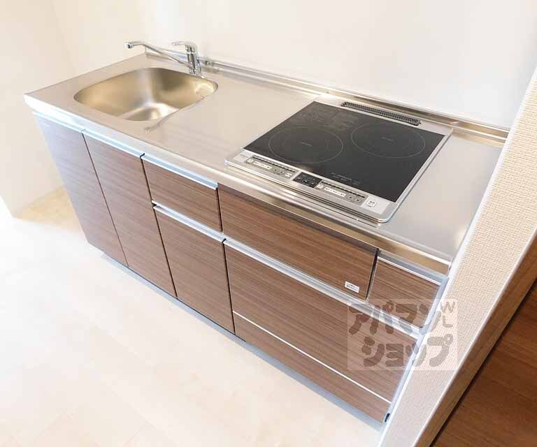 キッチン　収納が多い２口ＩＨコンロです。