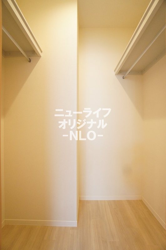 その他　レールフック付きで帽子や小物など壁掛けが可能です。