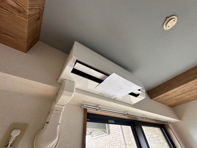 その他設備　リビングダイニングキッチンにあるエアコンです！ムシ暑い夏も肌