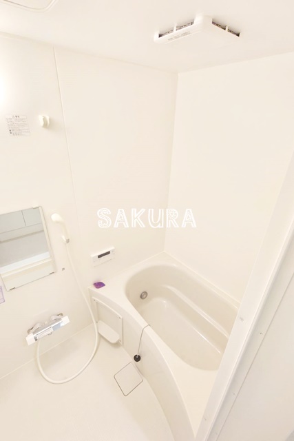 バス・シャワールーム　嬉しい追い焚き・浴室乾燥機付きです♪