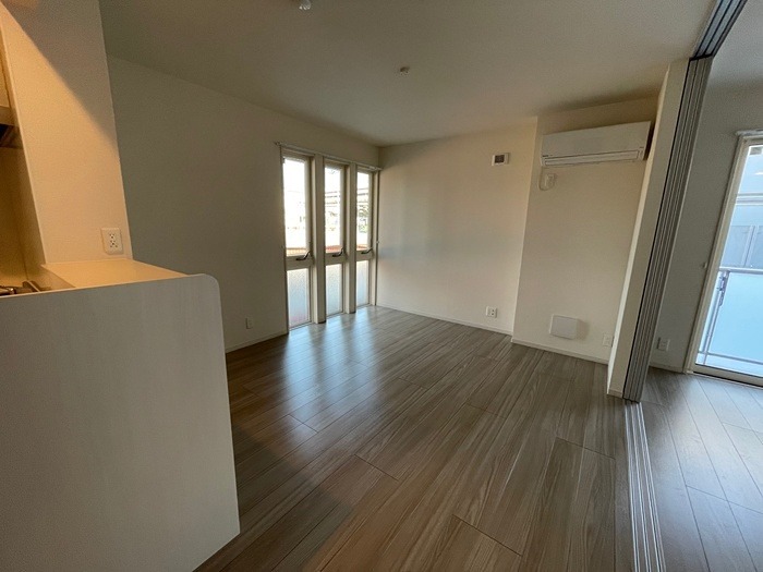 居室・リビング　リビングには小物整理に便利な収納付きです♪