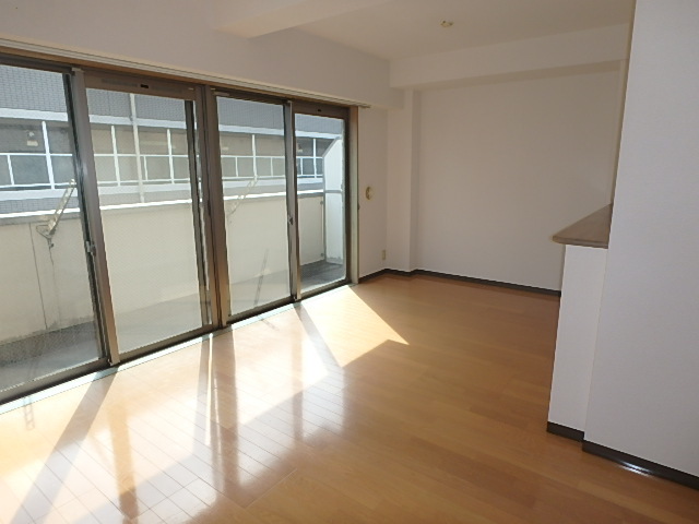 居室・リビング　窓が大きく明るいリビングです