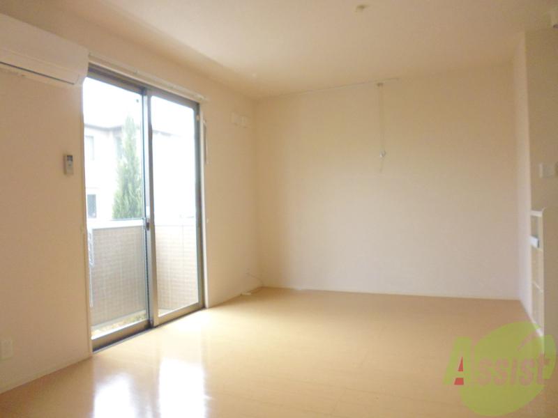 居室・リビング　広々とした日当たりの良いお部屋はゆったりできますね♪