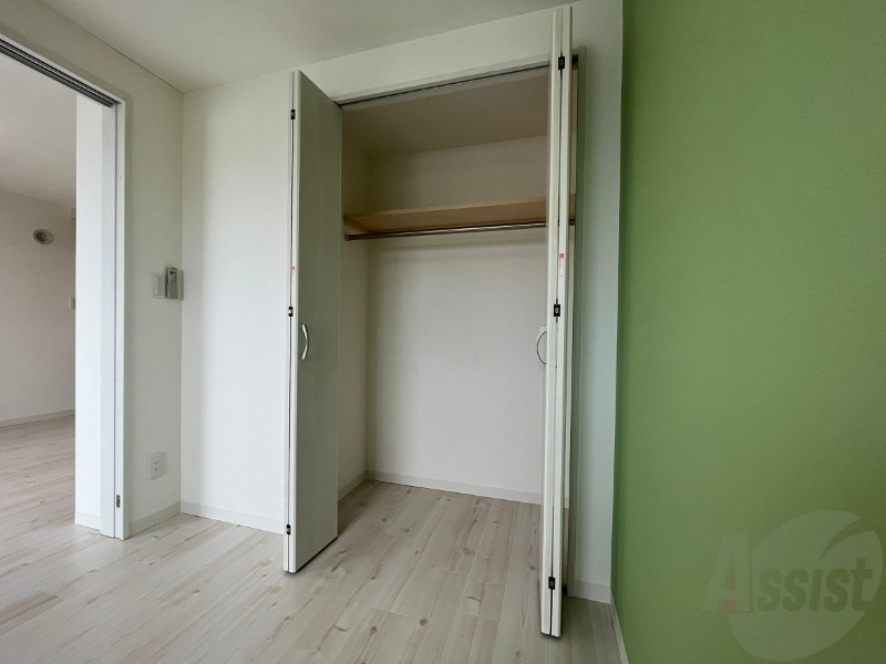 収納　こちらの収納にはハンガーをかけて服もしまえますね。