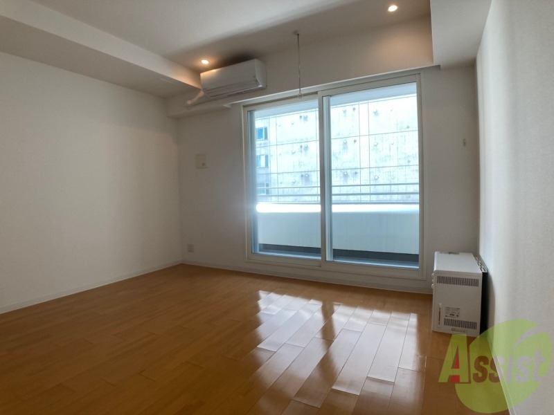 居室・リビング　８．９帖の洋室です。広々として、きれいですね。