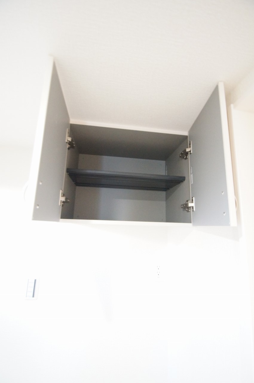 収納　「洗濯機置場上部に物入れあります。」