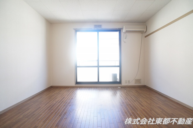 居室・リビング　洋室広々の８帖の居室☆閑静な住宅街です☆