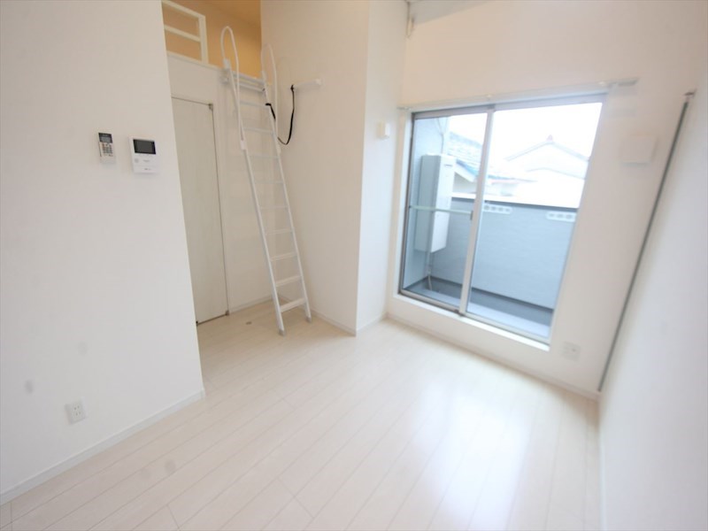 居室・リビング　洋室6.1帖　ロフト4.3帖（収納にも寝室にも使用できます）