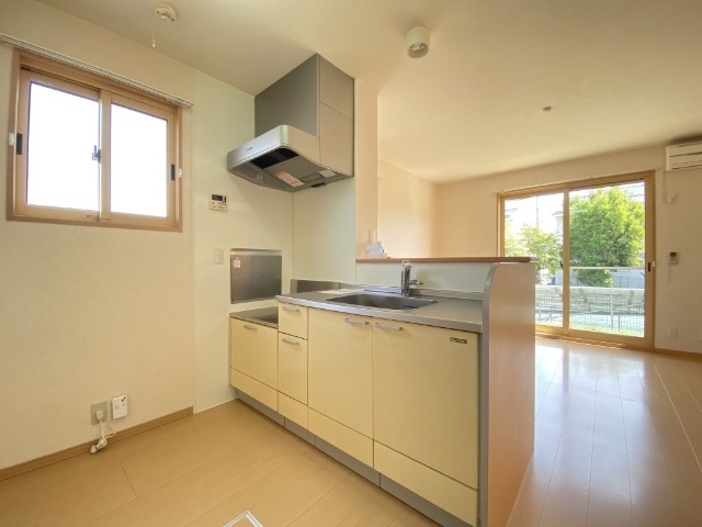 キッチン　同物件別室のイメージ写真を掲載しています　反転した間取りの写