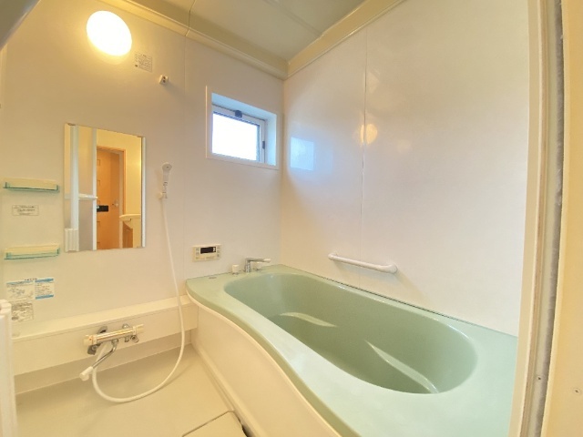 バス・シャワールーム　同物件別室のイメージ写真を掲載しています　反転した間取りの写