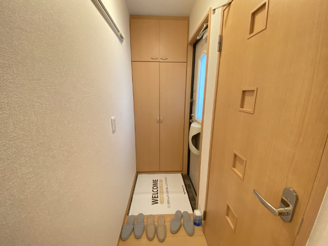 玄関　同物件別室のイメージ写真を掲載しています　反転した間取りの写
