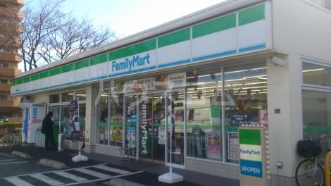 コンビニ　ファミリーマート高島平一丁目店（コンビニ）まで81m