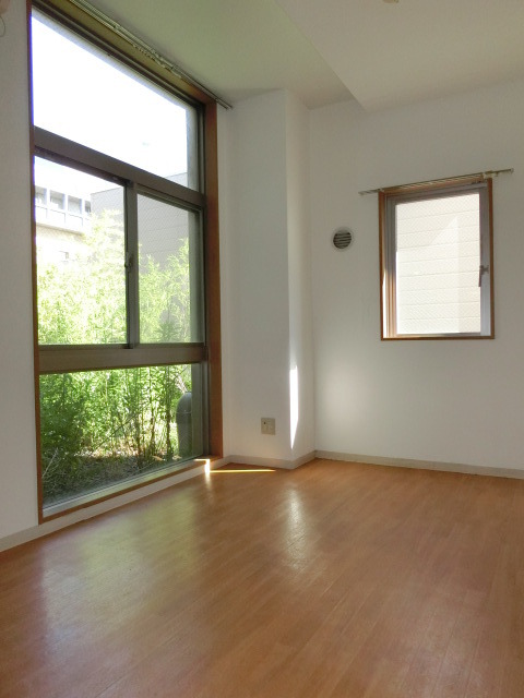 居室・リビング　大きい窓から日が沢山入ります