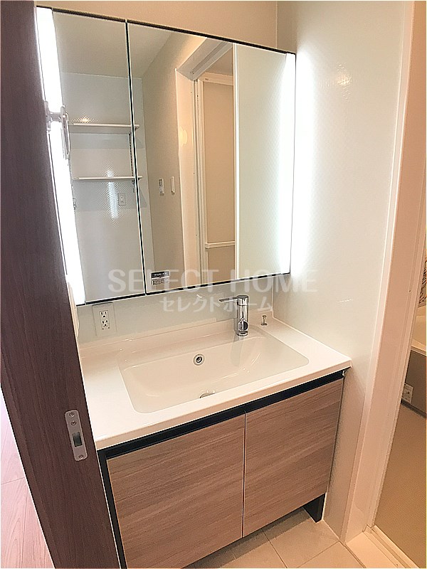 洗面設備　独立洗面台あり、毎朝おしゃれに忙しい女性の方におすすめです