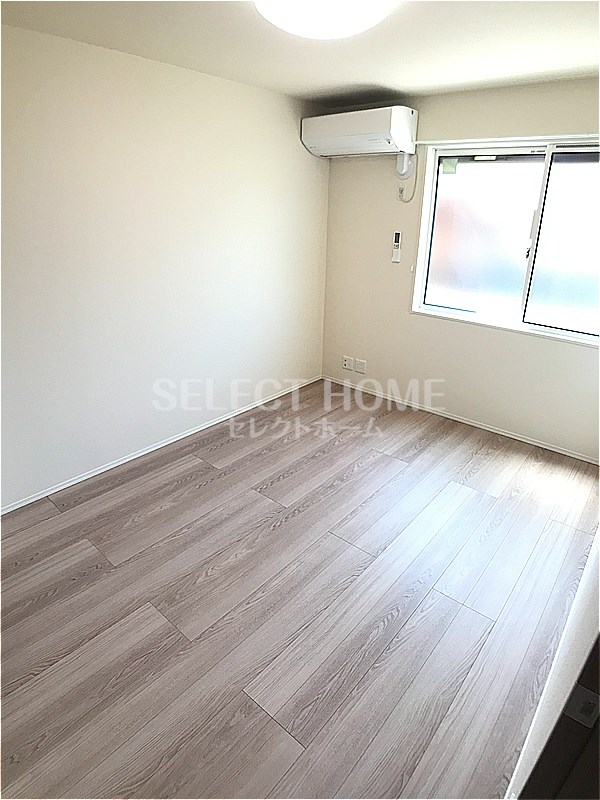 その他部屋・スペース　落ち着いた色調の寝室です